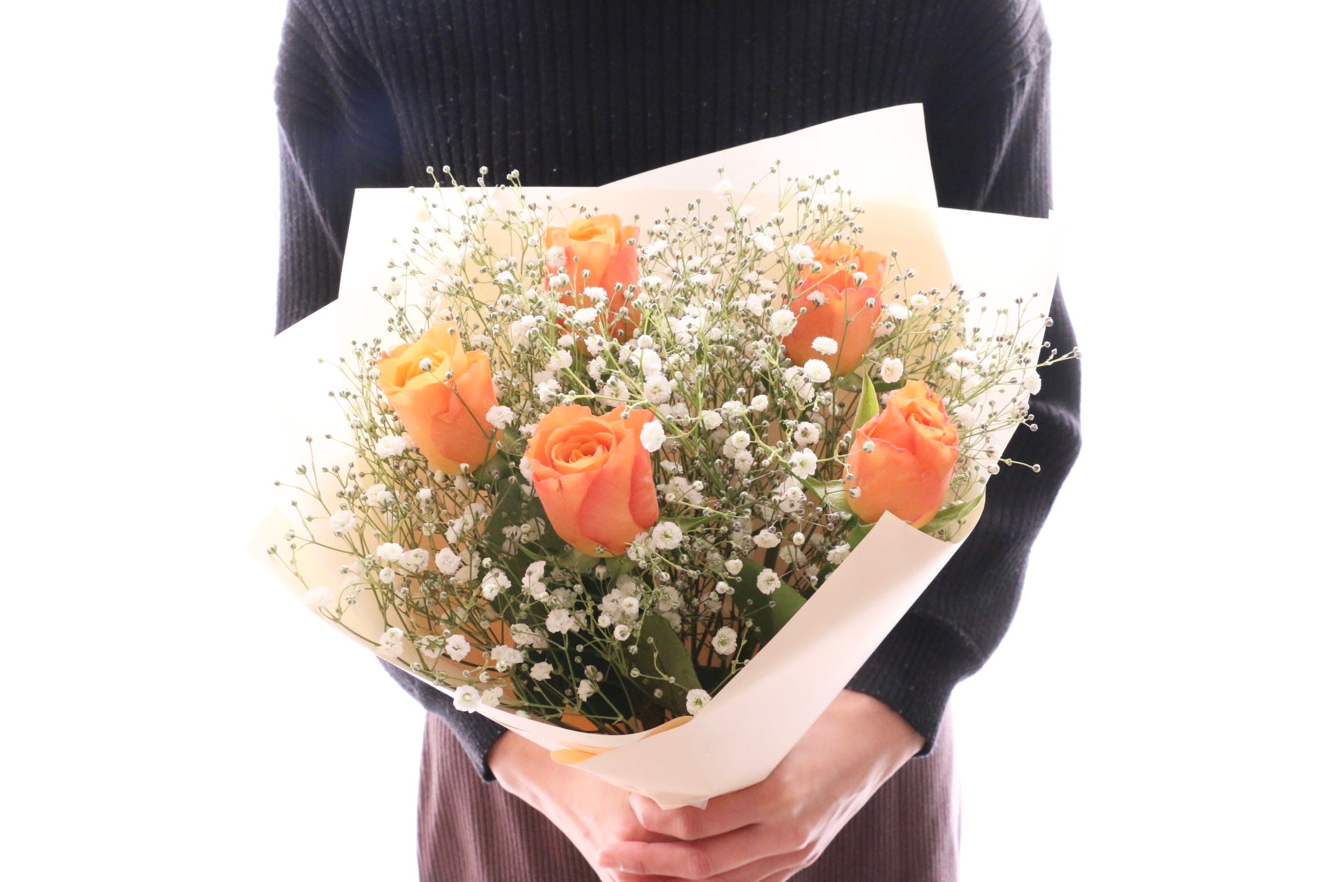 オレンジ色のバラ（5本）とカスミソウ（2本）の花束 4,500円 – 花