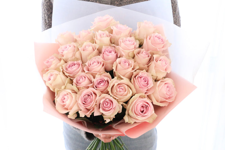 27本のピンク色のバラの花束-深い愛