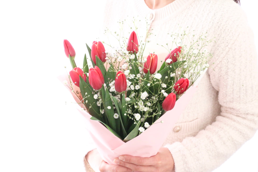 赤いチューリップ（10本）とカスミソウの花束