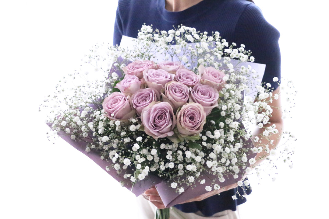 紫色のバラ（12本）とカスミソウ（2本）の花束-私の妻になってください