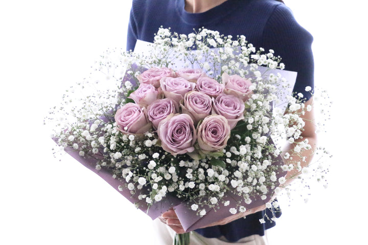 紫色のバラ（12本）とカスミソウ（2本）の花束-私の妻になってください