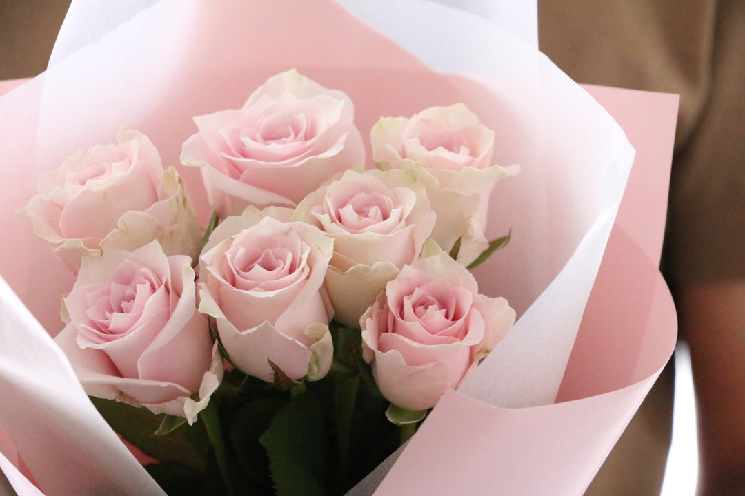 7本のピンク色のバラの花束