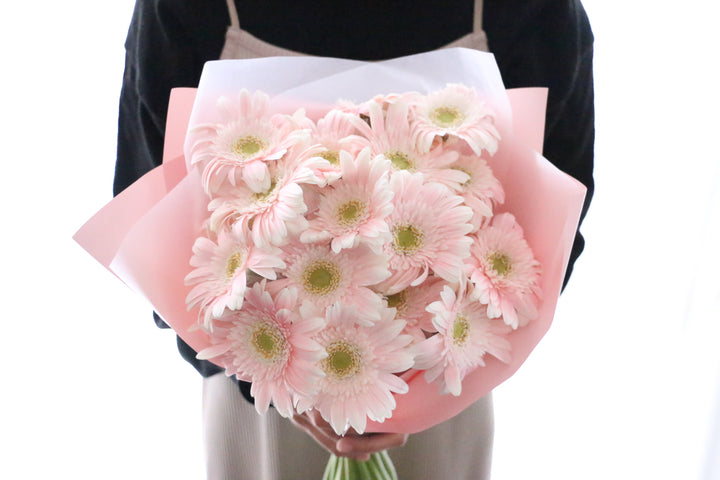 ピンク色のガーベラの花束（20本）-真心あるのみ
