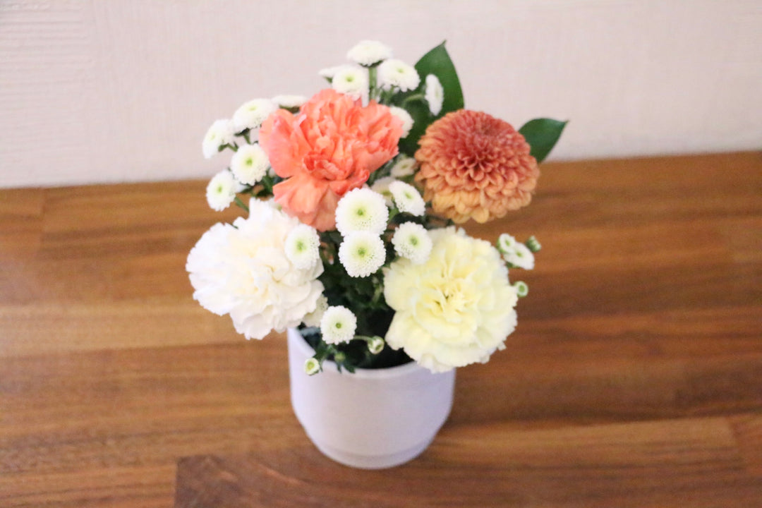 【供花】白色・黄色・オレンジ色のお供えアレンジメント 3,000円