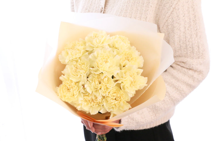 淡い黄色のカーネーションの花束（11本）