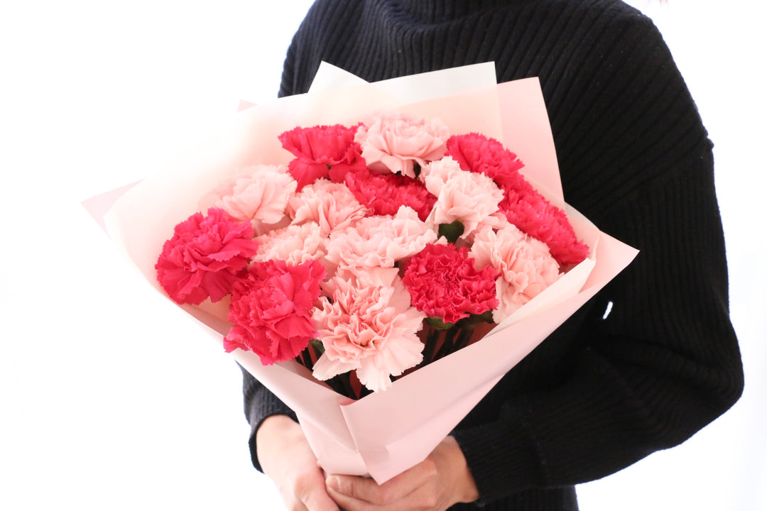 ピンク色ミックスのカーネーションの花束（15本）
