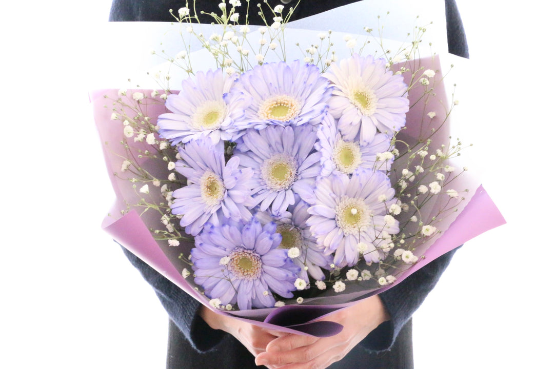 紫色のガーベラ（9本）とカスミソウの花束-いつまでも一緒にいてください