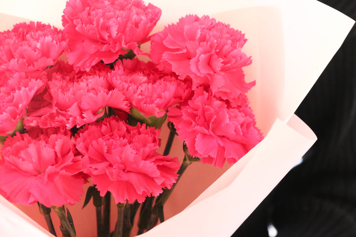 濃いピンクのカーネーションの花束（9本）-いつまでも一緒にいてください