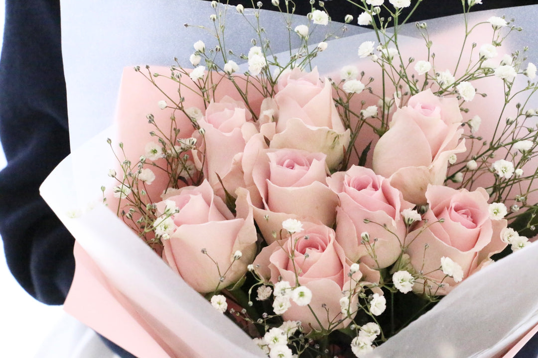 ピンク色バラとカスミソウの花束（8本）-あなたの思いやりに感謝します