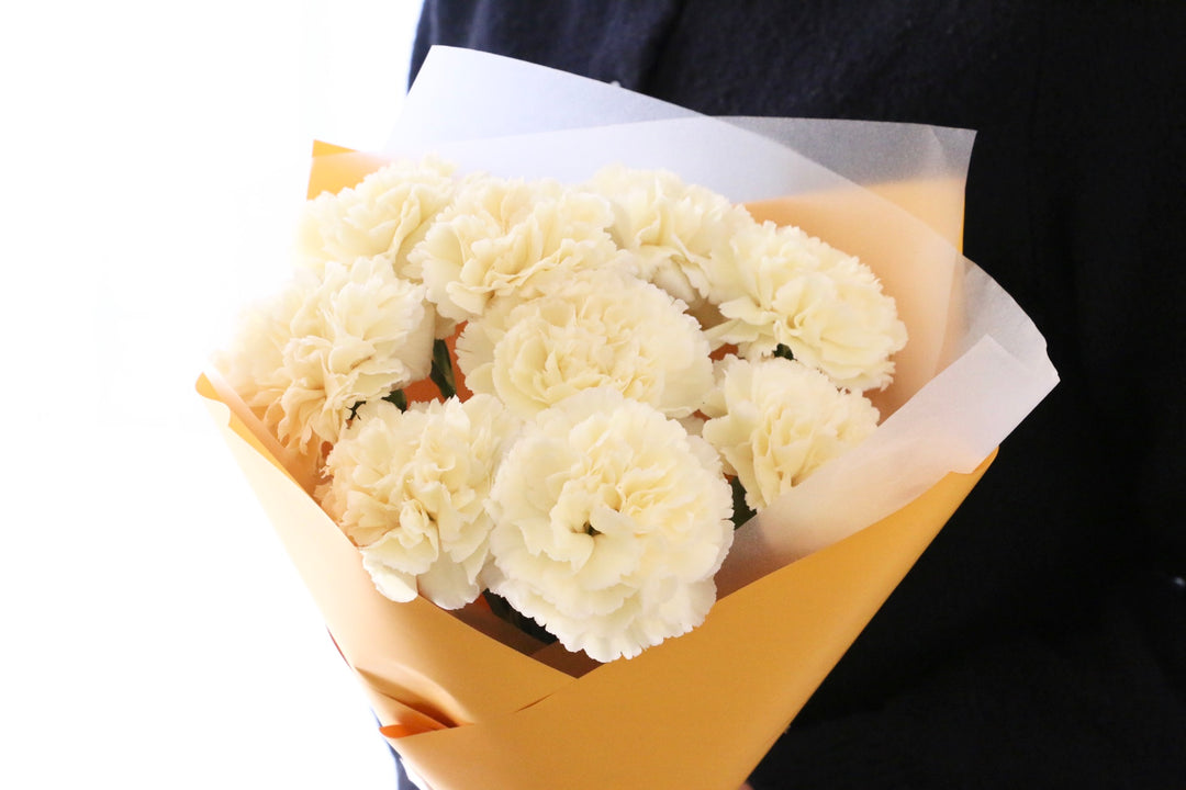 淡い黄色のカーネーションの花束（9本）-いつまでも一緒にいてください