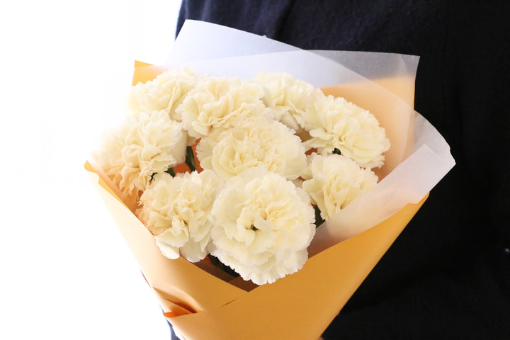 淡い黄色のカーネーションの花束（9本）-いつまでも一緒にいてください