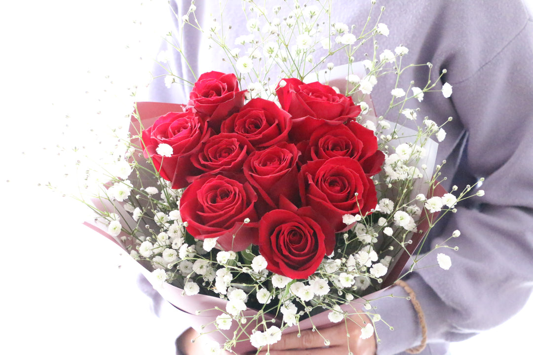 10本の赤いバラとカスミソウ（かすみ草）の花束