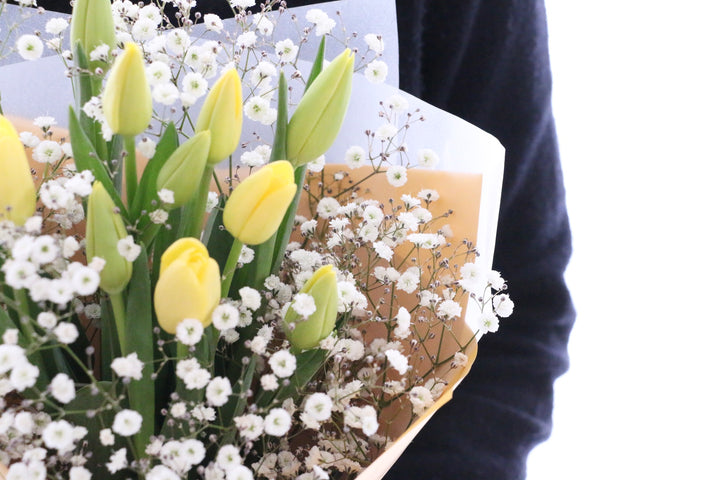 黄色のチューリップ（10本）とカスミソウの花束