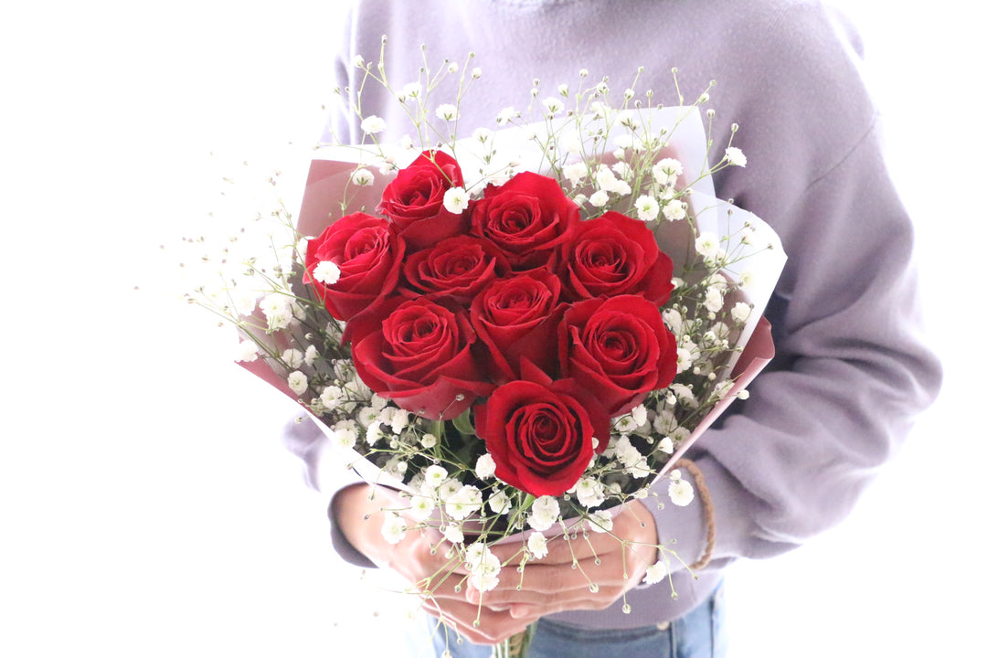 9本の赤いバラとカスミソウ（かすみ草）の花束