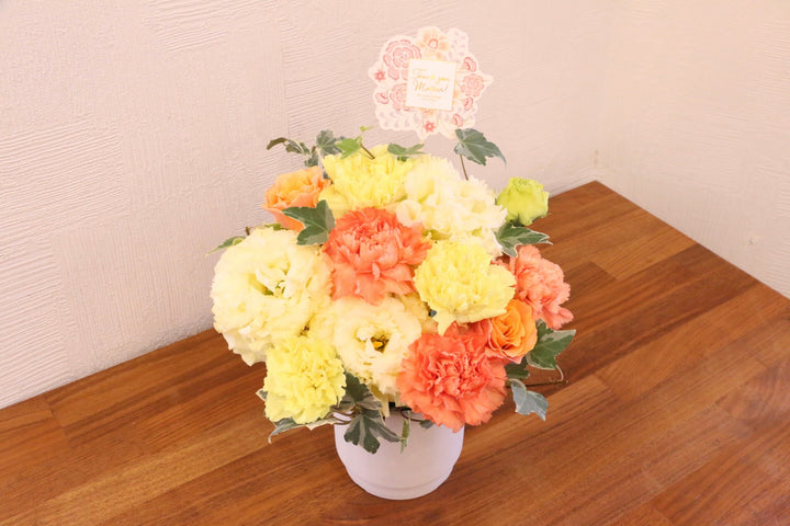 【母の日限定】カーネーション入りアレンジメントMサイズ（黄色・オレンジ）