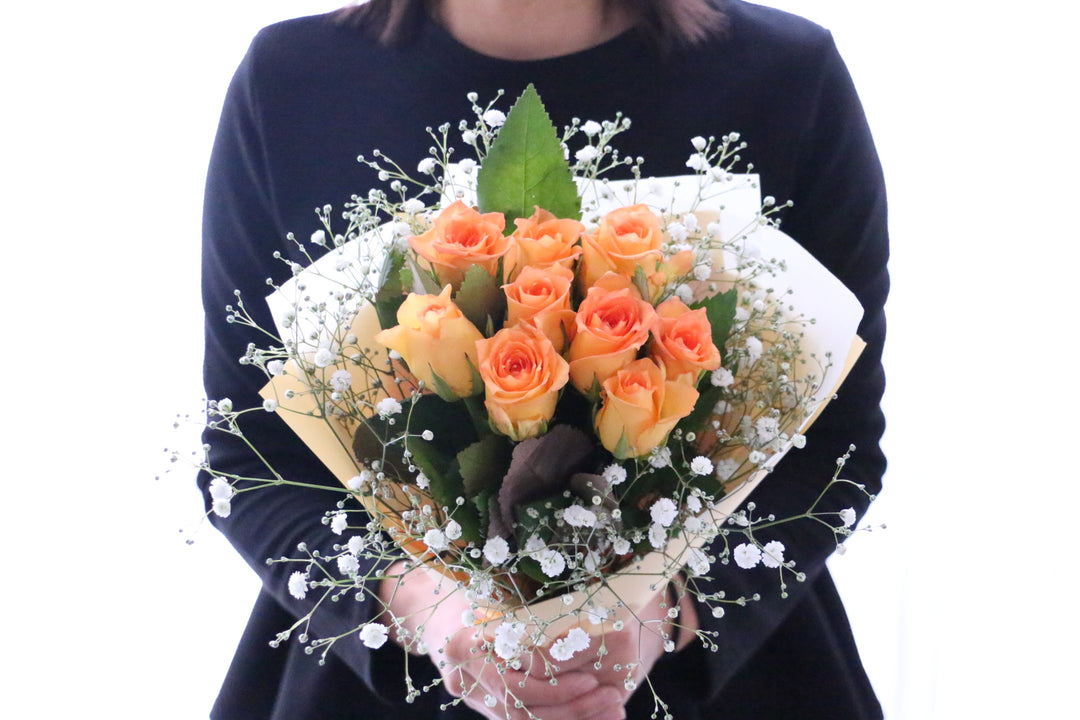 オレンジ色バラ（9本）とカスミソウの花束-いつまでも一緒にいてください