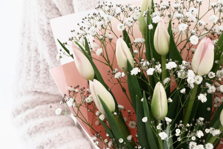 淡いピンクのチューリップ（10本）とカスミソウの花束