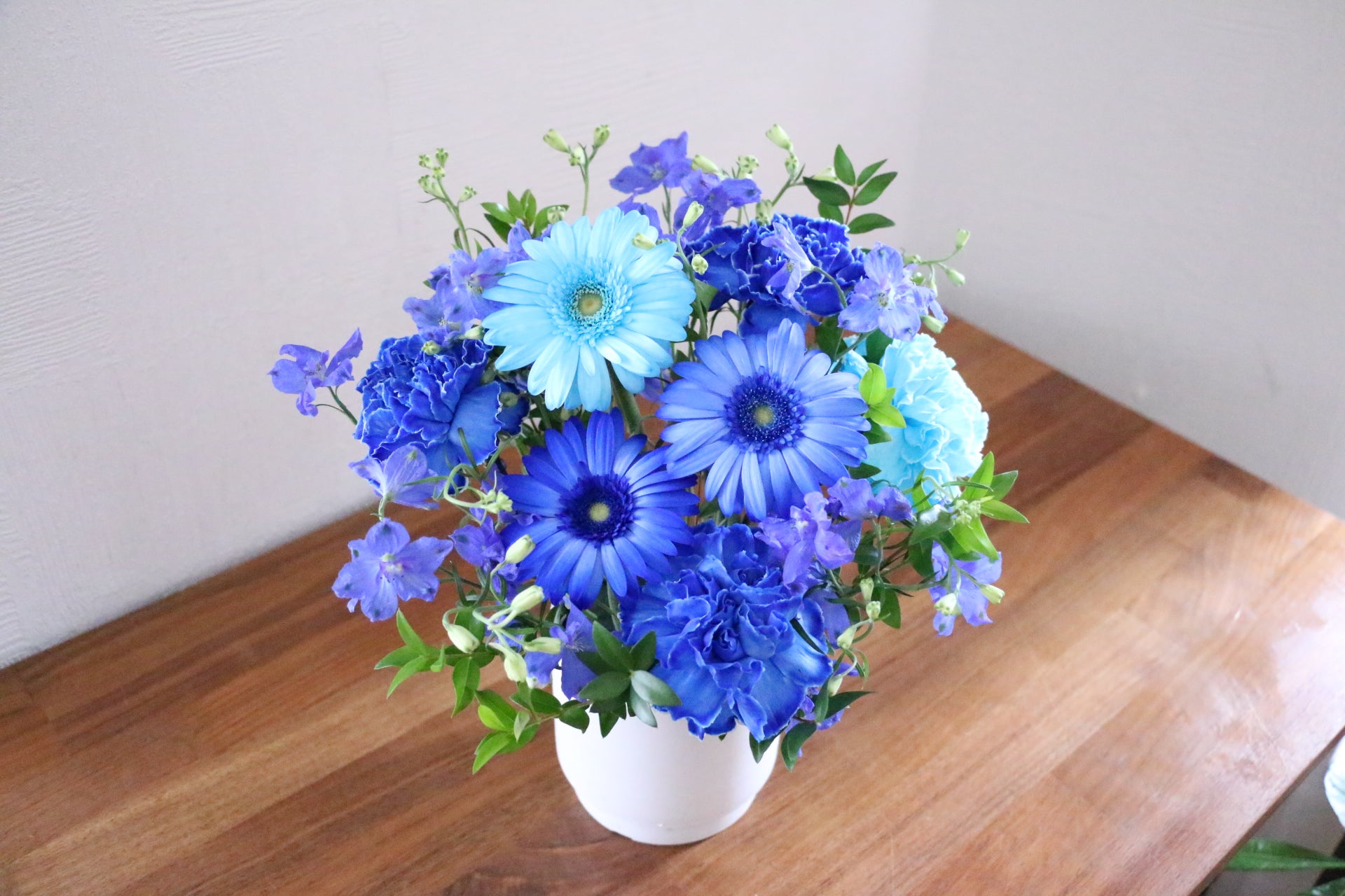 青・水色・白のアレンジメント 7,000円 – 花・花束の通販サイト｜HanaTaku