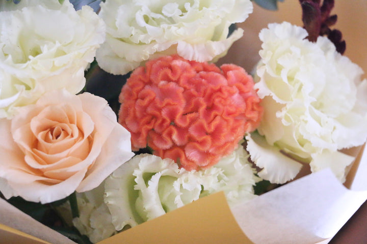 【敬老の日】秋の花束 黄色 ケイトウのアップ