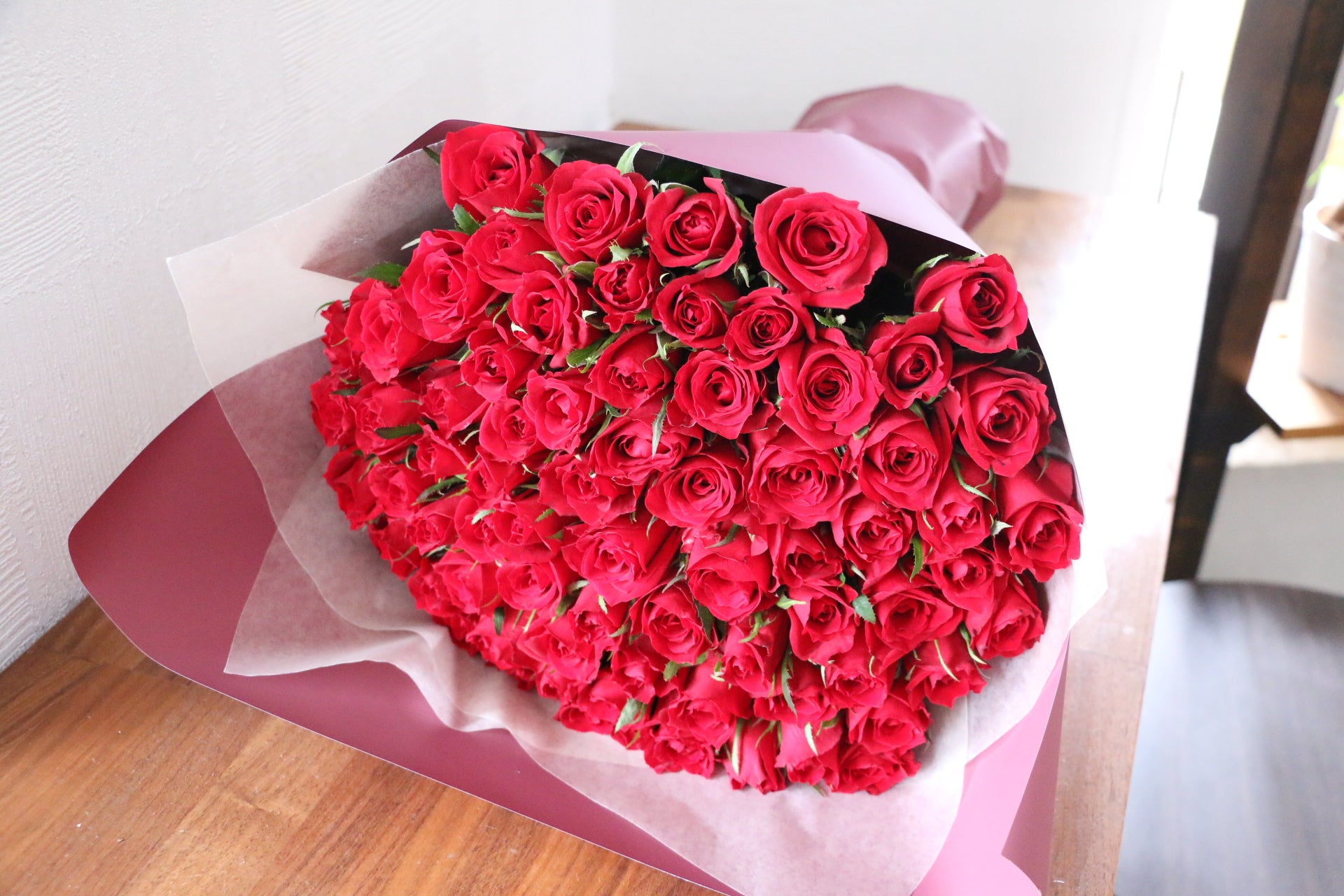 70本の赤いバラの花束 – 花・花束の通販サイト｜HanaTaku