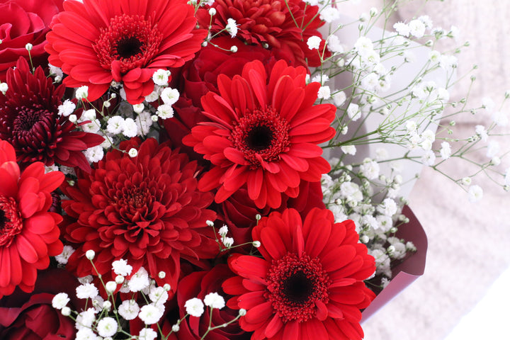 カスミソウ入り赤色の花束 8,000円