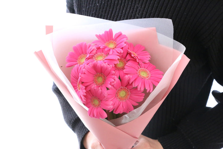 濃いピンク色のガーベラの花束（10本）