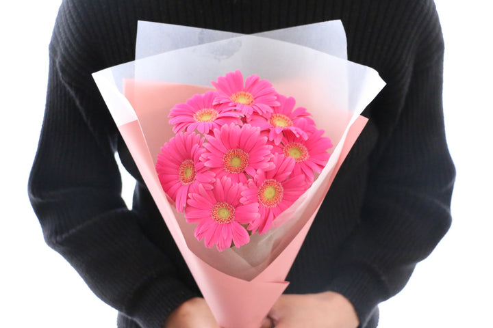 濃いピンク色のガーベラの花束（8本）-あなたの思いやりに感謝します