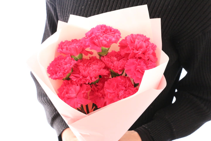 濃いピンクのカーネーションの花束（10本）