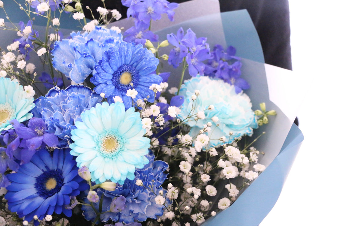 カスミソウ入り水色・青・白の花束 5,000円