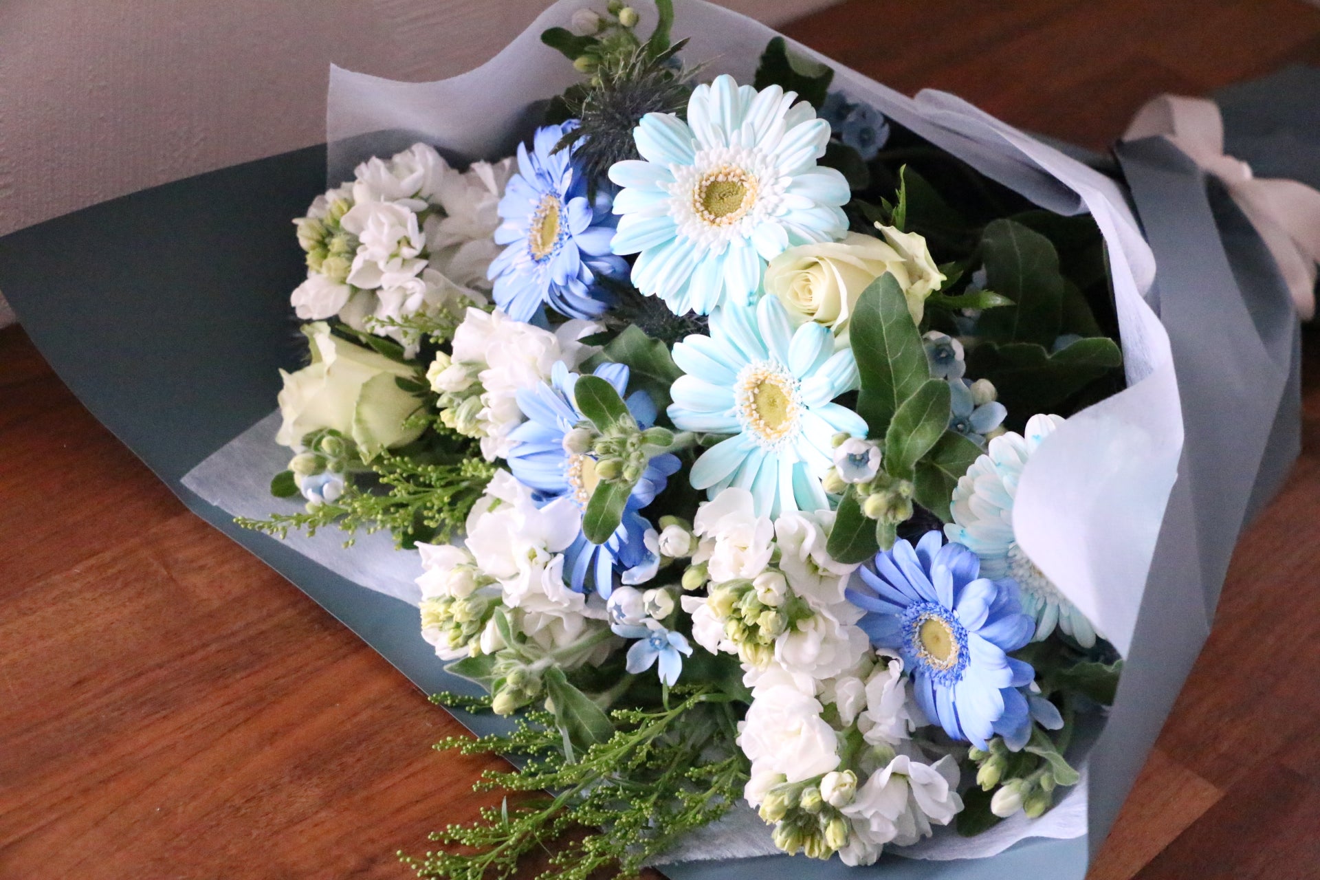 水色・青・白の花束 9,000円 – 花・花束の通販サイト｜HanaTaku