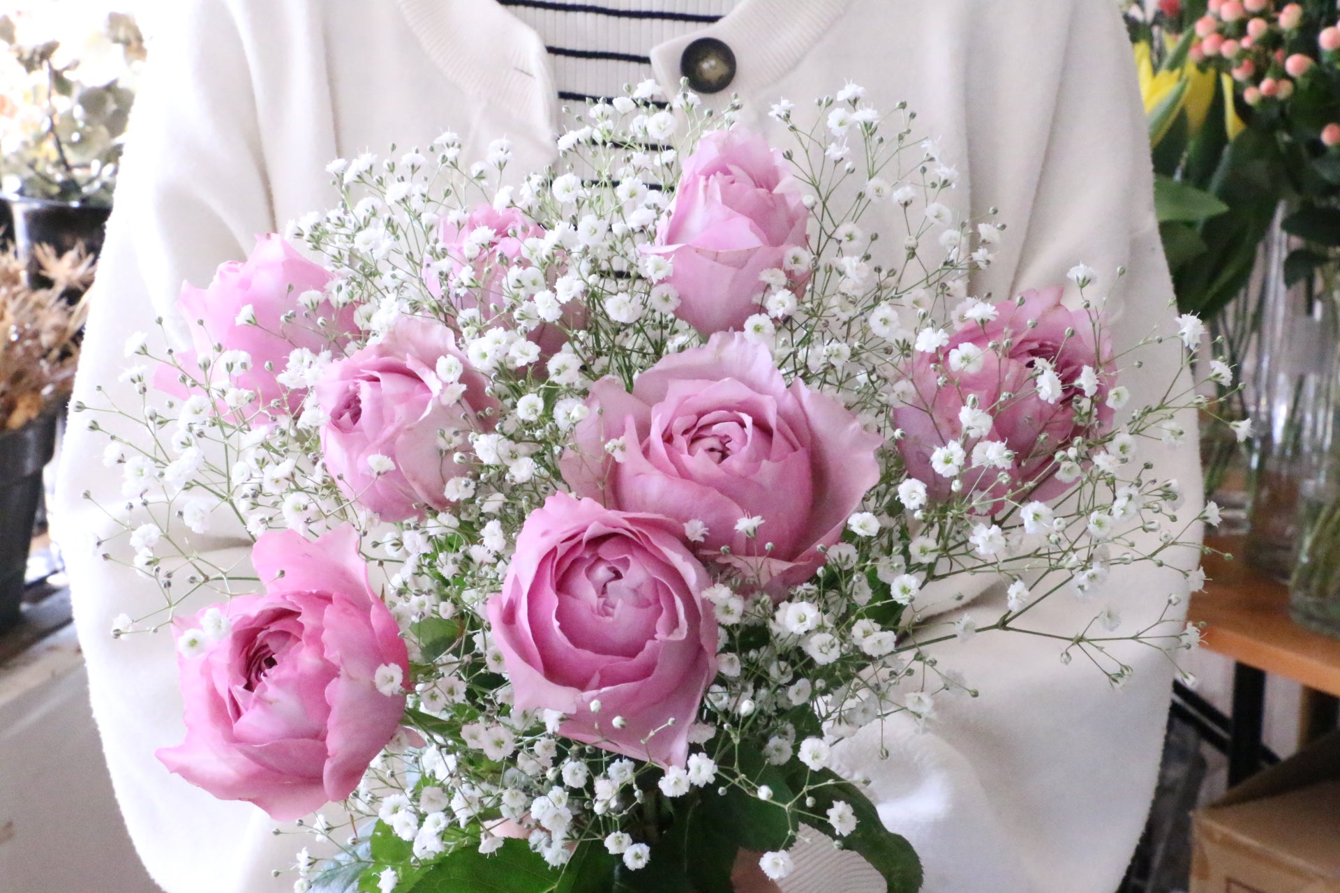 バラ かすみ草 花瓶 ミモザと白薔薇 かすみ草のスワッグ 花瓶の2点