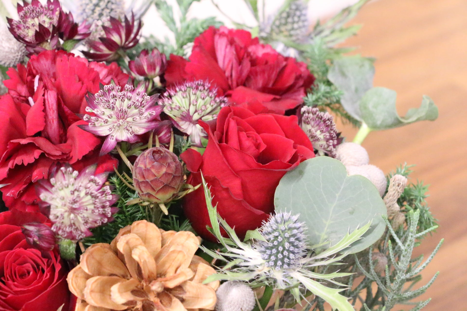 クリスマスの赤いバラ入りアレンジメント Mサイズ 5,000円 – 花・花束