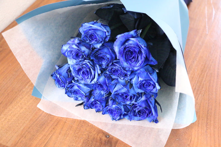 14本の青いバラの花束-誇りに思います