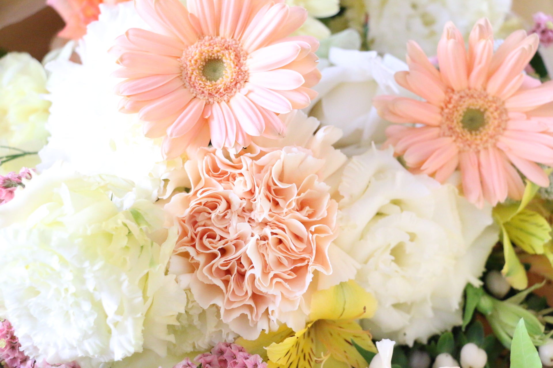 黄色・オレンジ色の花束 5,000円 – 花・花束の通販サイト｜HanaTaku
