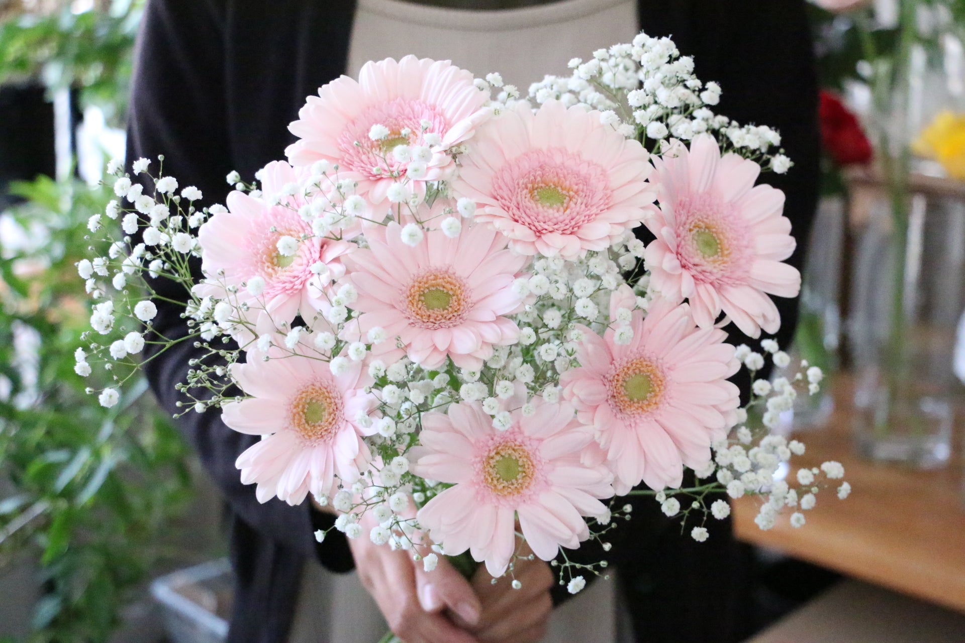 ピンク色のガーベラ（8本）とカスミソウの花束 – 花・花束の通販サイト