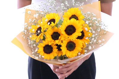 ひまわり10本とカスミソウ（かすみ草）の花束