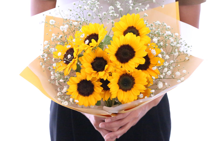 ひまわり10本とカスミソウ（かすみ草）の花束