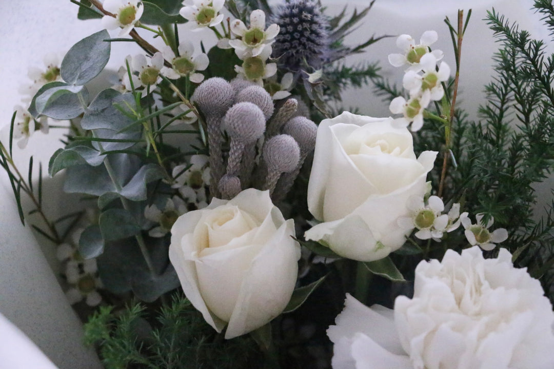 クリスマスの白いバラ入り花束　Sサイズ　3,500円