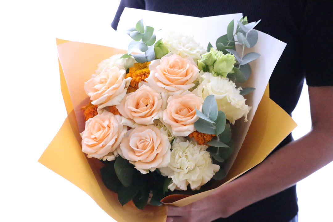 オレンジ色バラ入りの花束 Mサイズ 8,000円