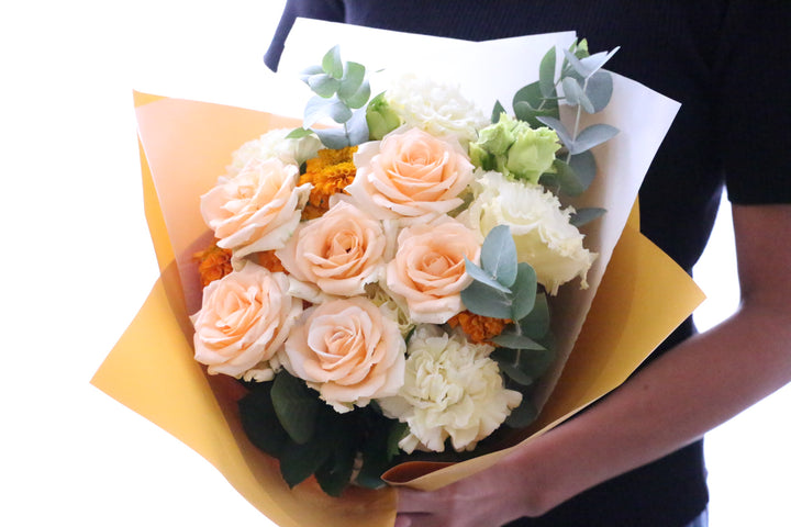 オレンジ色バラ入りの花束 Mサイズ 8,000円