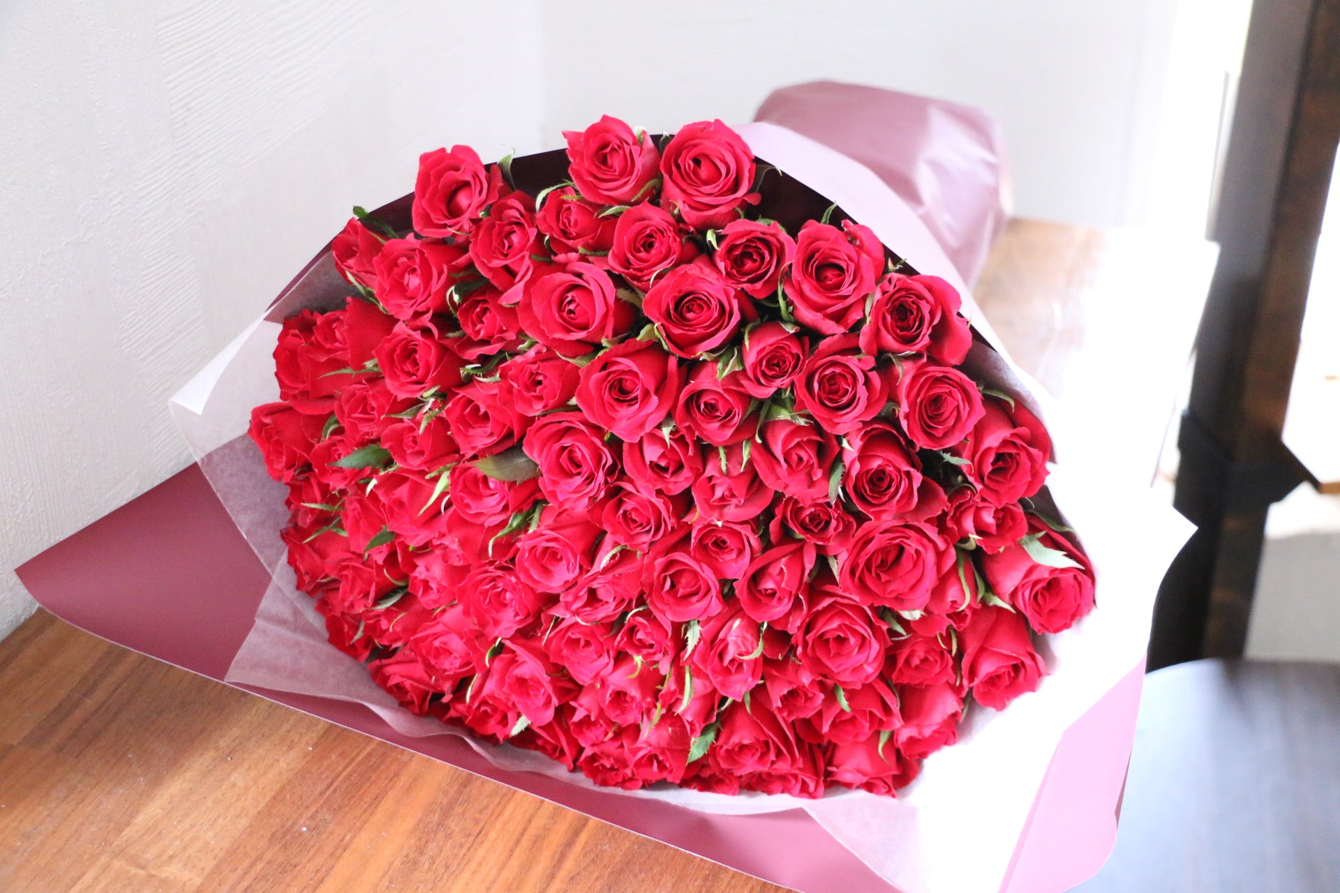 赤いバラ 80本のバラの花束-あなたに感謝しています – 花・花束の通販