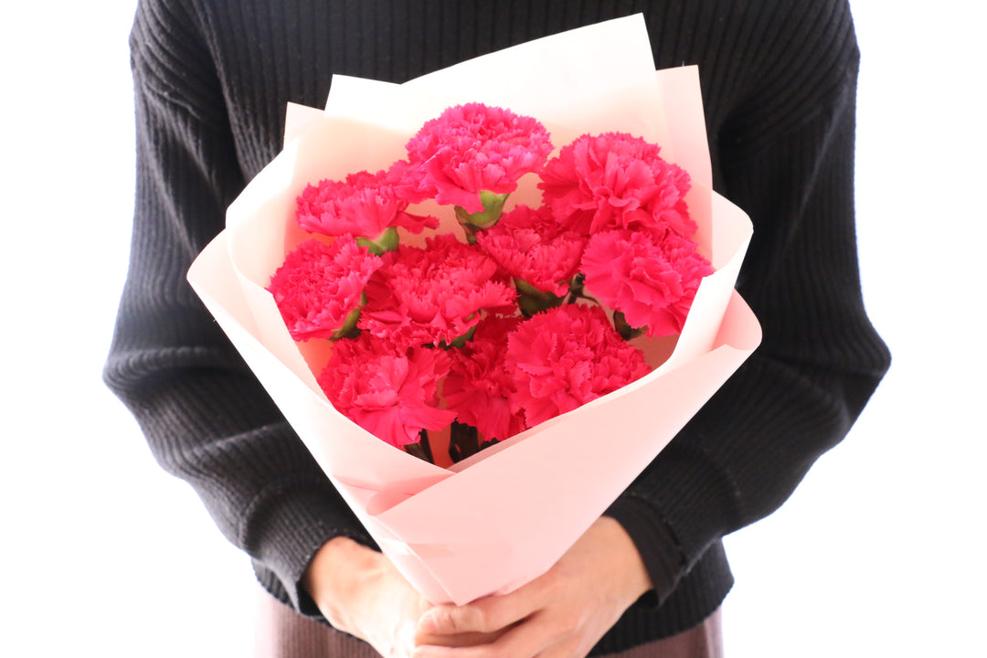 濃いピンクのカーネーションの花束（10本）