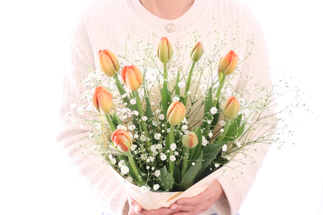 オレンジのチューリップ（10本）とカスミソウの花束