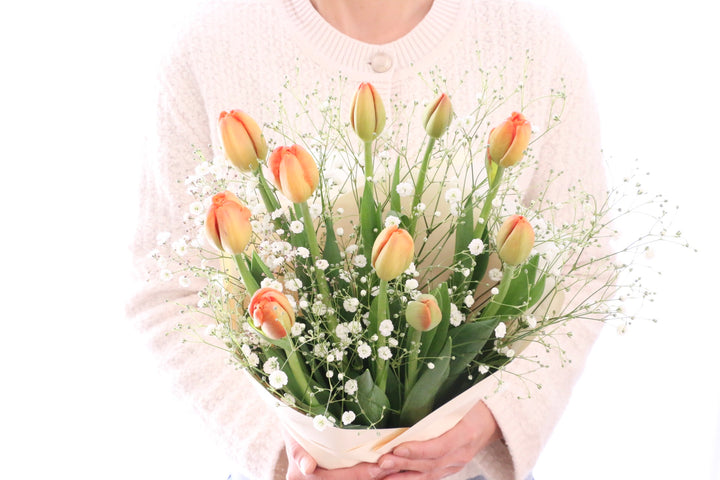 オレンジのチューリップ（10本）とカスミソウの花束