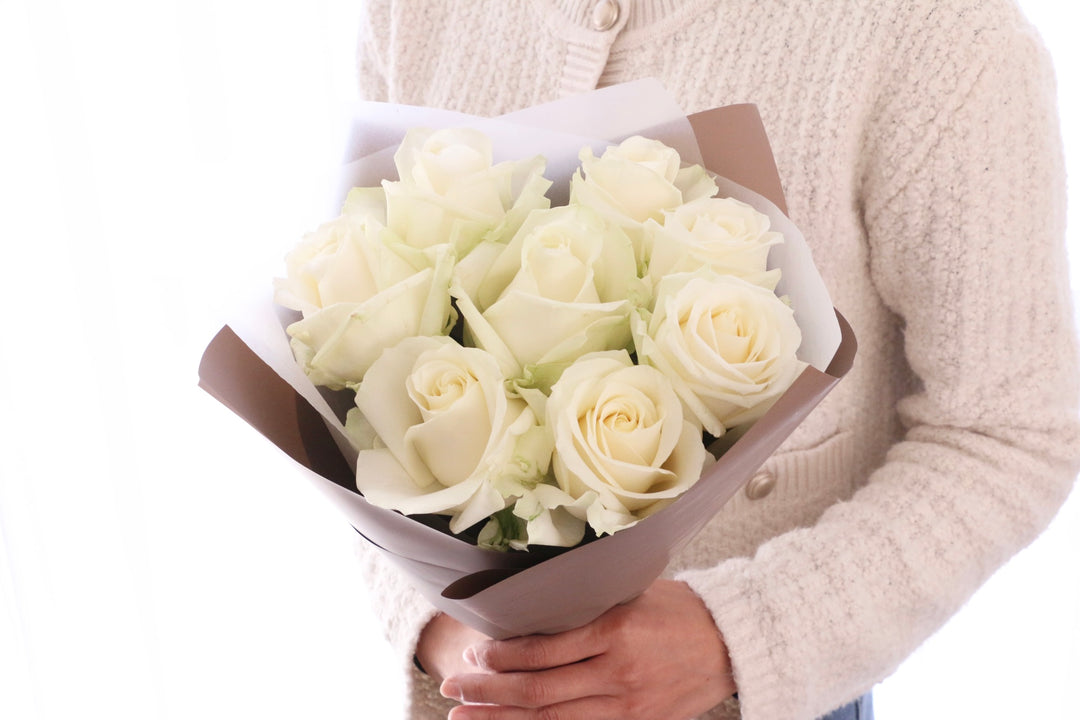 8本の白色のバラの花束-あなたの思いやりに感謝します