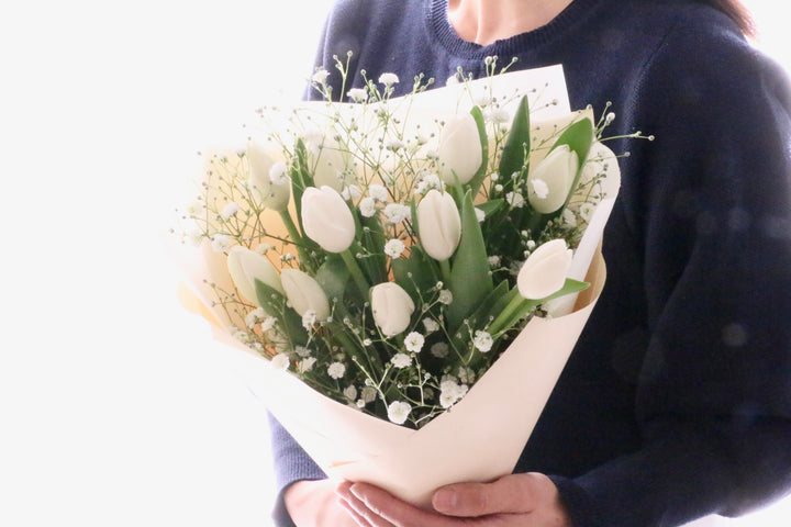 白のチューリップ（10本）とカスミソウの花束