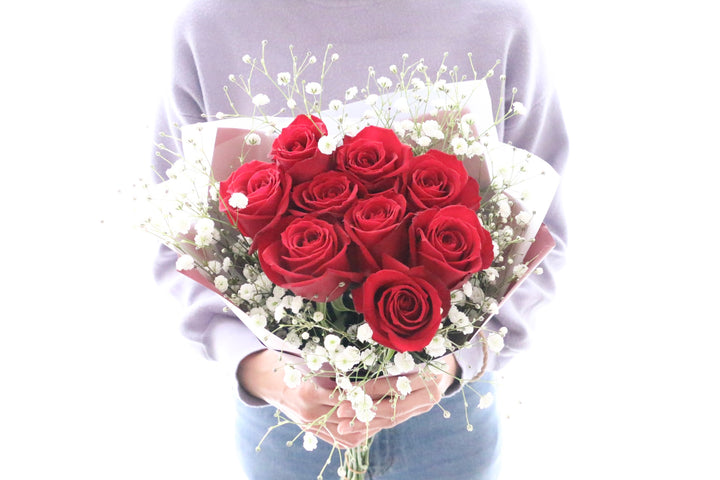 9本の赤いバラとカスミソウ（かすみ草）の花束