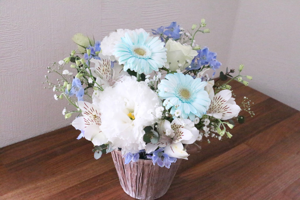 水色・青・白のアレンジメント 5,000円 – 花・花束の通販サイト