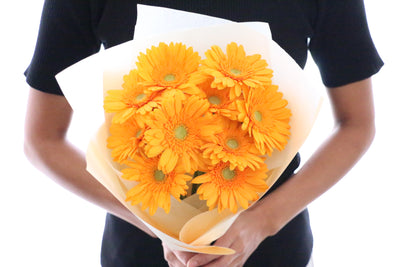 オレンジ色のガーベラの花束（10本）