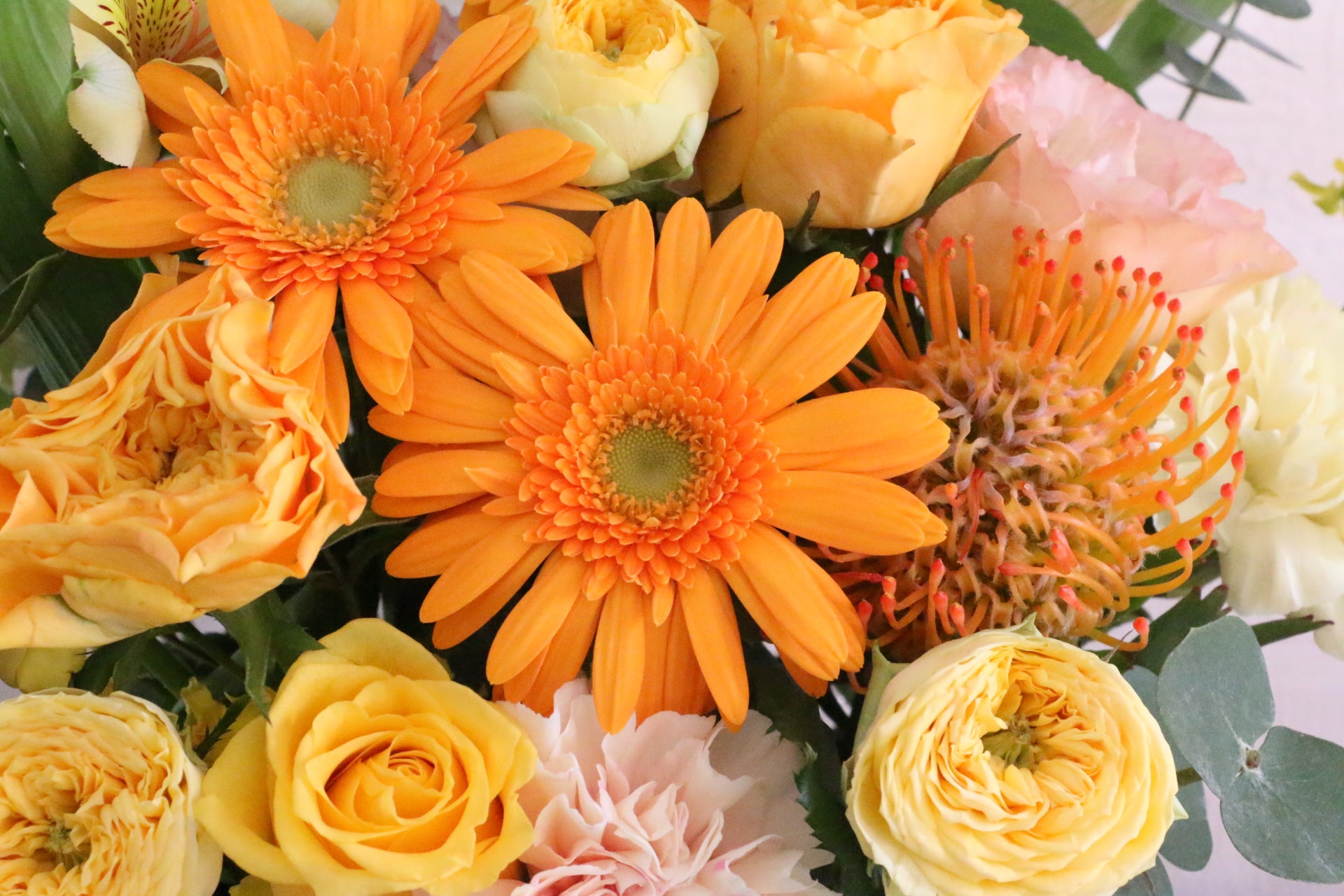 黄色・オレンジ色のアレンジメント 9,000円 – 花・花束の通販サイト